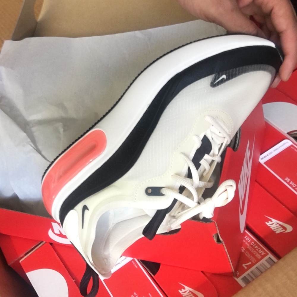 Nike Air Max Dia SE women’s sizes 7 / 7.5 - Picture 2 of 2